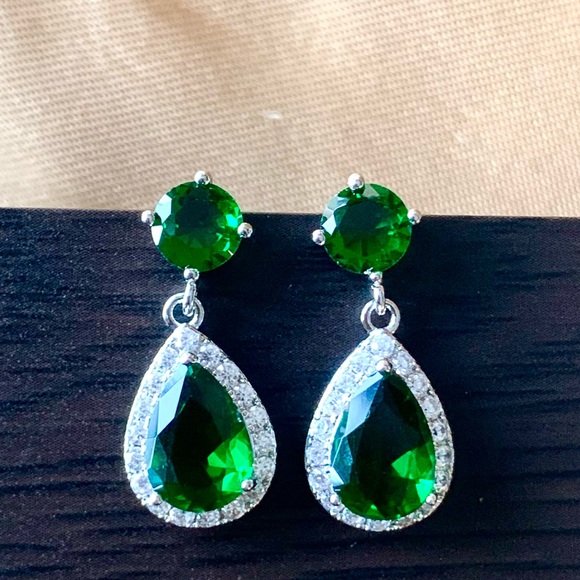♦️SALE♦️🌟2/$25🌟Bright Green Crystal Zirconia Drop Earrings - Picture 7 of 12